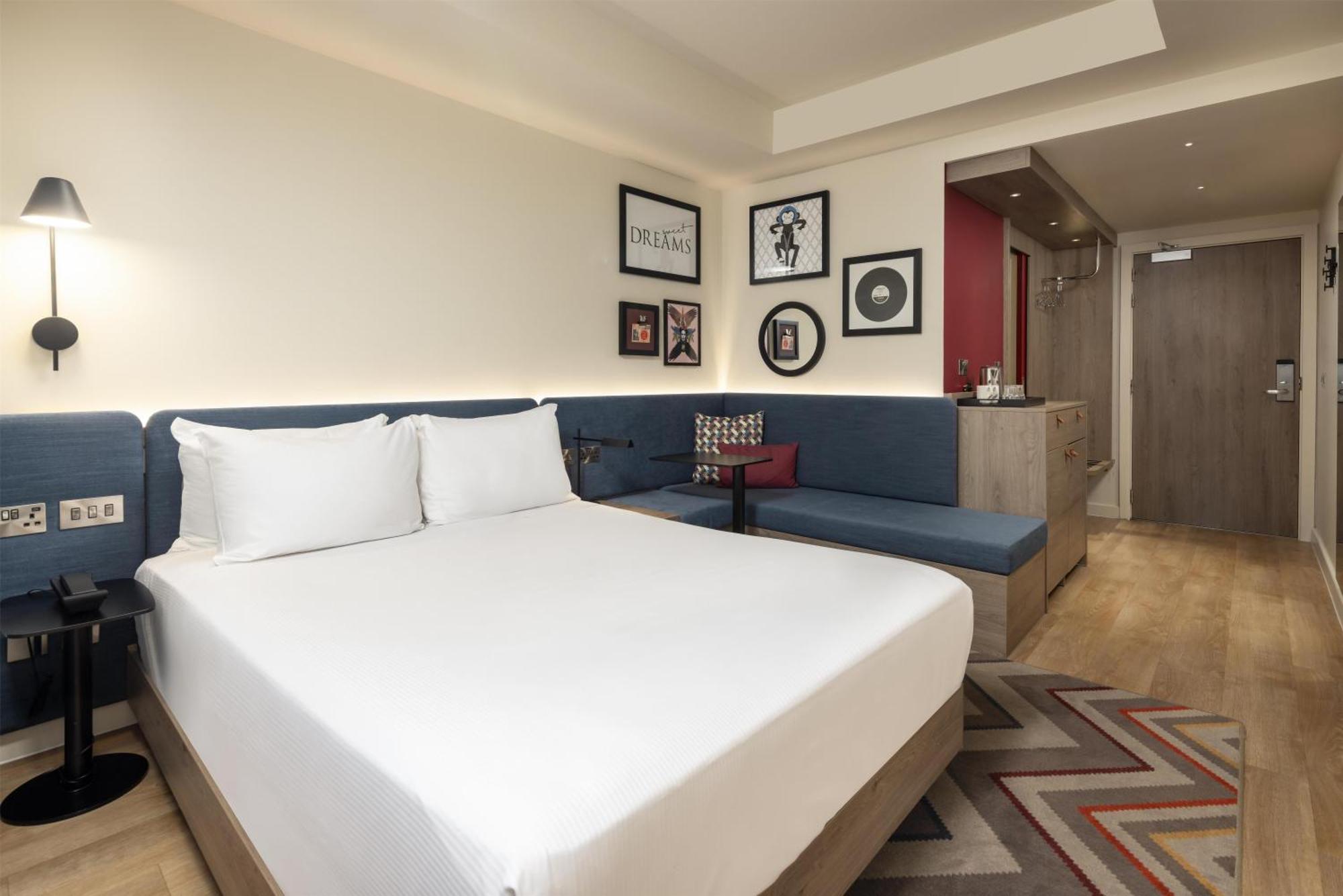 Queen Room Accessible